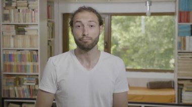 Olumlu geribildirim vermek ve memnuniyeti desteği ve onayı gösterilen başparmak yapma rahat kıyafetler giymiş genç neşeli işadamı