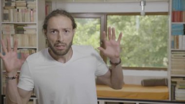 Şok ve yüz ifadesi evde korkunç bir şey görmek dehşete genç adam