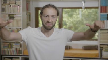 Tiksinti adam başparmak aşağı onaylamayan gösterilen negatif reaksiyon