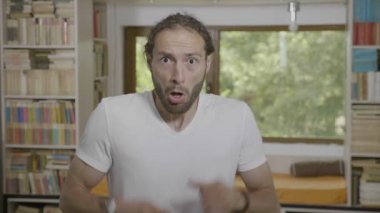 Gerçekten inanılmaz bir gerçek OMG tepki Genç sakallı adamdan şaşkınlık ve şok ifade
