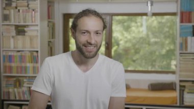 Adam flört gösteren utangaç ifadeleri ve jestleri bir genç gülümseyen portresi içine kapanık
