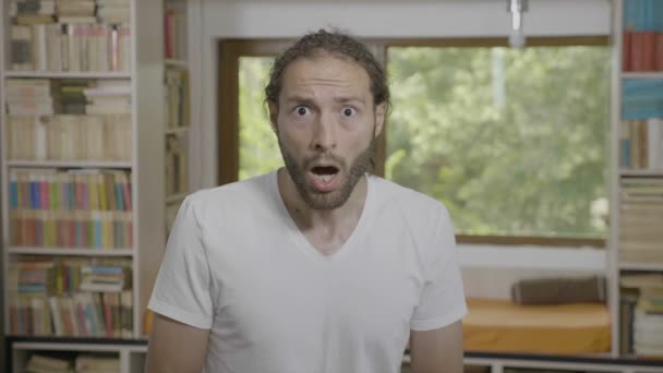 Okeni Bokovky Mladý Vousatý Muž Překvapila Reakce Vidět Něco Úžasné — Stock video