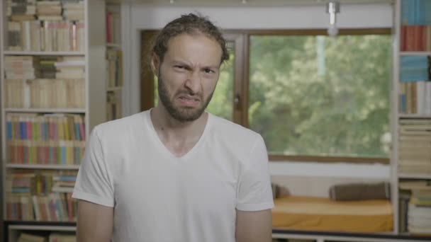 Angeekelter Hipster Der Verdammt Wütend Reagiert Wenn Hause Etwas Beleidigendes — Stockvideo