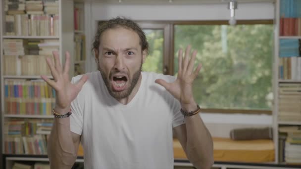Förskräckt Ung Man Skriker Reagerar Något Skrämmande Uttrycka Skräck Och — Stockvideo
