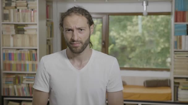 Millennial Pria Berjanggut Tampak Acuh Tak Acuh Mengatakan Dan Gestur — Stok Video