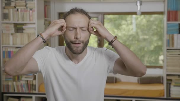 Uomo Hipster Sorpreso Che Esprime Gesto Mentale Reazione Casa Concetto — Video Stock
