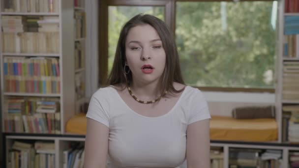 Подростковая Женщина Выражающая Недоверие Шок Удивленным Лицом Закрывающим Рот Лицом — стоковое видео