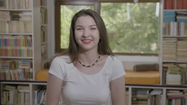 Portret Van Jonge Aantrekkelijke Student Vrouw Die Lacht Bibliotheek Campus — Stockvideo