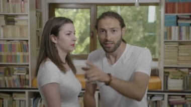 Korkmuş genç çiftin birbirlerine korku ve bir şeyler görme şok ifade kucaklayan tepki korku