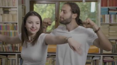Komik yapıyor evde dans ve müzik dinleme genç çift funky taşır