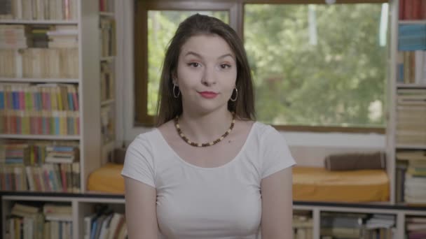 Selbstbewusste Junge Geschäftsfrau Zeigt Positives Zeichen Kopfschütteln Lächelnd Und Zustimmendes — Stockvideo