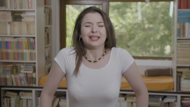 Mujer Joven Nerviosa Gritando Casa Expresando Reacción Enojada Ruptura — Vídeos de Stock