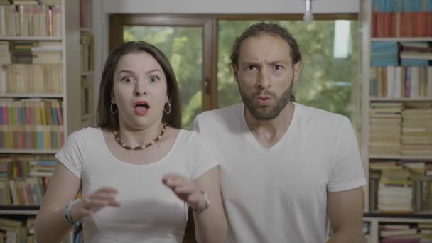 Expressão Facial Emocional Jovem Casal Adolescente Mostrando Sensação Choque Confuso — Vídeo de Stock