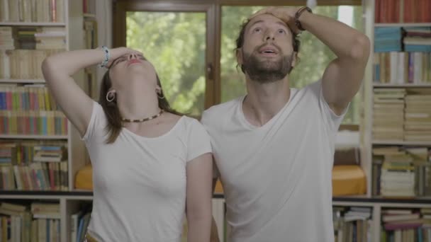 Portrait Couple Adolescent Déçu Faisant Geste Facepalm Pouces Vers Bas — Video