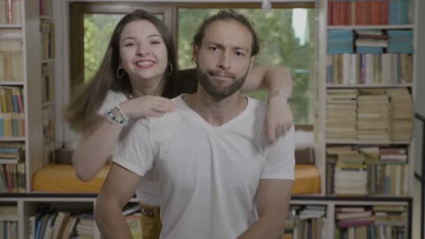 Retrato Una Divertida Pareja Cariñosa Pasándola Bien Juntos Acariciando Abrazando — Vídeos de Stock