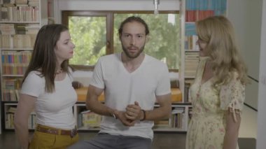 Genç arkadaş aniden şoke ve garip ve korkutucu bir şey tarafından korkmaktan panik reaksiyon