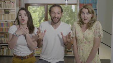 Grup çalışma odası reaksiyonu sürpriz öğrenci arkadaşıyla yüz ifadesi Vay