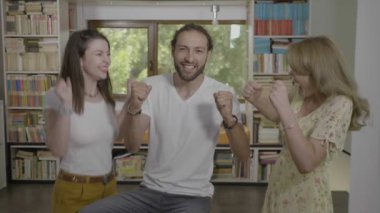 Grup heyecanlı öğrenci kitaplığı yüksek çakmak ve başarılı sınav sonuçları kutluyor atlama