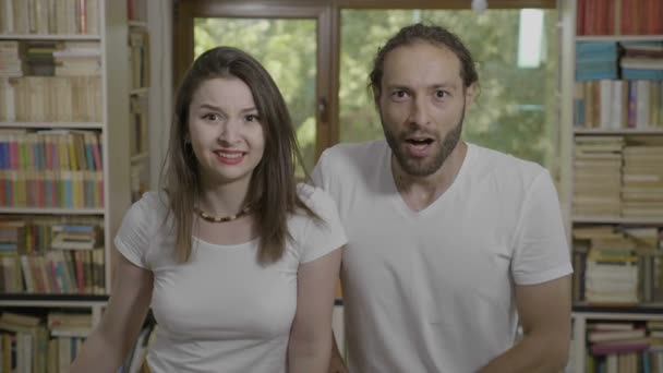 Omg 反应兴奋的年轻夫妇在一些惊人的和意想不到的欢呼和感觉高兴的伟大新闻 — 图库视频影像