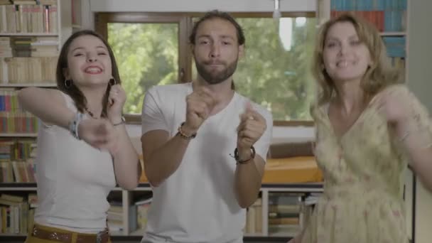 Grupo Amigos Felices Relajados Disfrutando Escuchando Música Bailando Juntos Fiesta — Vídeo de stock