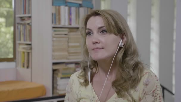 Ritratto Giovane Bella Donna Con Auricolare Che Ascolta Musica Audiolibro — Video Stock