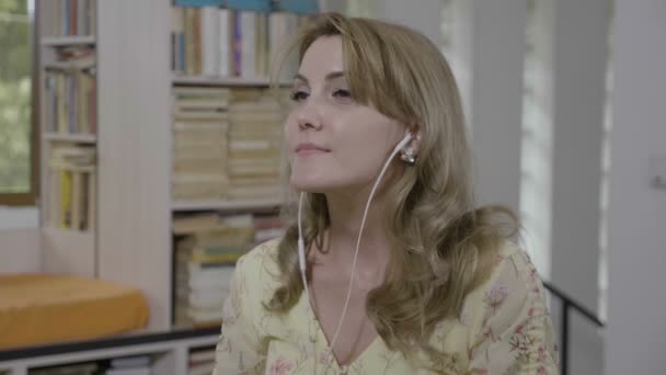 Ocio Ritmo Música Favorita Joven Mujer Negocios Con Auriculares Relajar — Vídeos de Stock