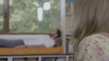 Müvekkili ile tartışmak ve klinik iş yerinde psikolojik sorunlar hakkında notlar alarak profesyonel kadın psikanalist