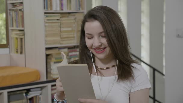 Zrelaksowany Ładny Dziewczyna Jej Pokoju Czytanie Książki Słuchania Muzyki Audiobooków — Wideo stockowe