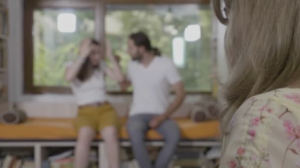 Arga Par Äktenskaplig Kris Kämpar Och Skyller Varandra Analyseras Kvinnliga — Stockvideo