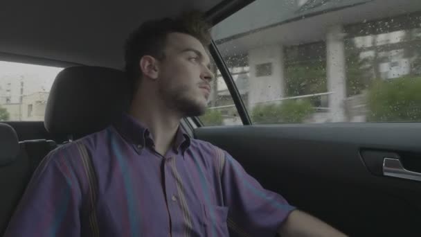 Melancholijny Młody Człowiek Marzy Patrząc Przez Okno Samochodu Jego Mieście — Wideo stockowe
