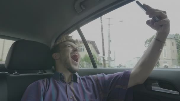 Χαρούμενος Νεαρός Επιβάτης Άνθρωπος Λήψη Selfie Φωτογραφίες Smartphone Και Την — Αρχείο Βίντεο
