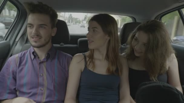 Millennial Pasajeros Amigos Hablando Contando Historias Durante Viaje Uber Coche — Vídeos de Stock