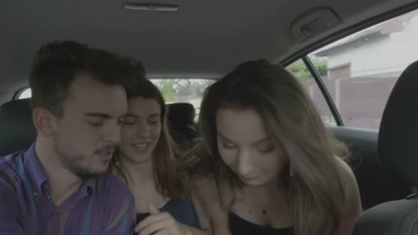 Glada Studenter Som Har Roligt När Reser Bilen Tar Selfie — Stockvideo