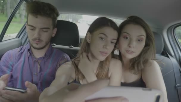 Groupe Amis Voyage Traîner Ensemble Intérieur Voiture Prenant Selfie Avec — Video