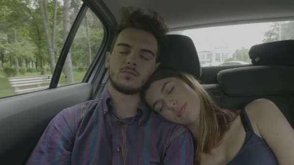 在旅行假期里 昏昏欲睡的年轻夫妇在路上的车里午睡 — 图库视频影像