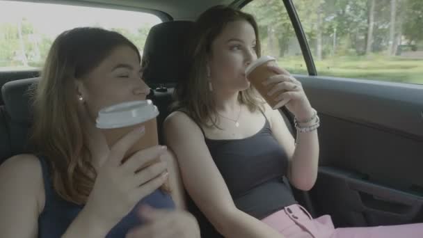 Χαρούμενη Έφηβα Κορίτσια Πηγαίνοντας Για Διακοπές Χορεύοντας Και Πίνοντας Καφέ — Αρχείο Βίντεο