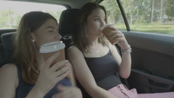 Ragazze Adolescenti Gioiose Che Vanno Vacanza Ballare Bere Caffè Godendo — Video Stock