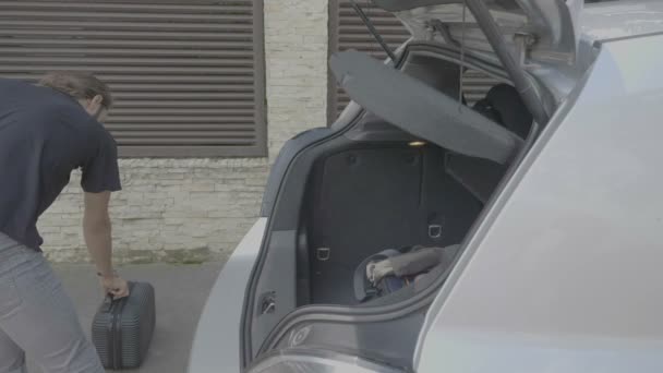 Wesoły Młody Człowiek Zdejmując Bagażnika Zaparkowany Samochód Dotarł Concept Car — Wideo stockowe
