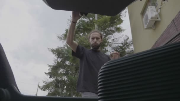 Vista Dentro Carro Jovem Homem Negócios Cansado Que Chega Trabalho — Vídeo de Stock