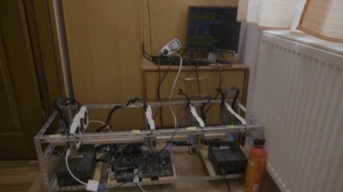 GPU bitcoin incelemesi teçhizat makine güçlü grafik kartları ve ekran pc üzerinde çalışan kripto Döviz Alım programı işlemi ile