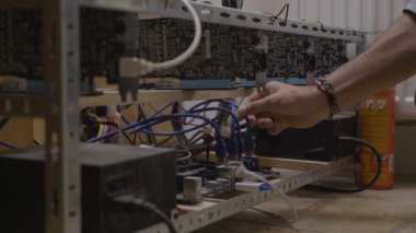 Kablo bağlantıları ve kripto para birimi araştırma sondaj platformu üzerinde sıcaklık kontrol teknisyeni mühendis adam