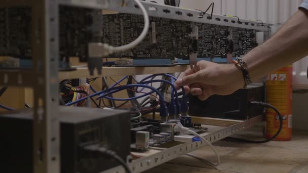 テクニシャン エンジニア男性ケーブル接続と暗号通貨採掘リグ上の温度のチェック — ストック動画