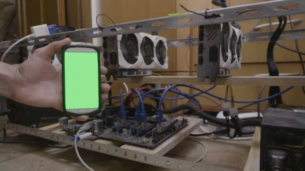 Engenheiro Programador Mostrando Celular Com Tela Verde Conectando Dados Equipamentos — Vídeo de Stock