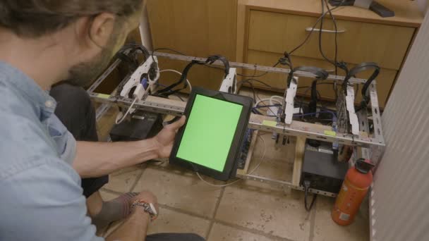 Inżynier Oprogramowania Sprawdzanie Procesów Górniczych Tablet Chroma Klucz Zielonego Ekranu — Wideo stockowe