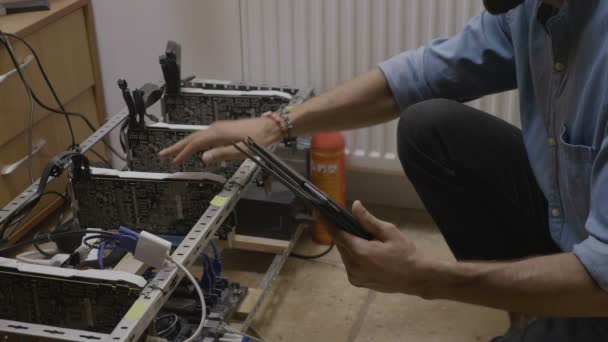 Junger Ingenieur Überwacht Temperatur Und Überprüft Verbindung Auf Einer Kryptowährungs — Stockvideo
