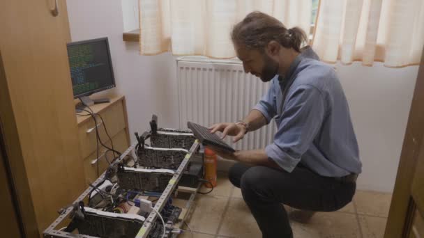 Jeune Programmeur Tapant Clavier Utilisant Code Données Logicielles Connecté Plate — Video