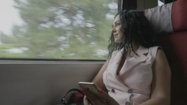 Tren smartphone başa ev zevk müzik dinleme yaptığı seyahat sırasında dinlenme işten commuting içinde kadın şık ofis