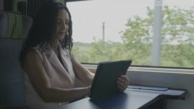 O seyahat sırasında yalnız tablet pc kullanarak sosyal ağlar üzerinde yolculuk sohbet çekici neşeli yolcu kadının