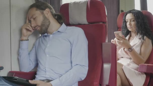 Uyku Kurumsal Delikanlı Banliyö Tren Çalışmaya Commuting Internette Sörf Smartphone — Stok video