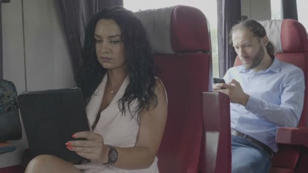 Homem Negócios Mulher Viajando Para Trabalho Usando Tablet Smartphone Navegando — Vídeo de Stock